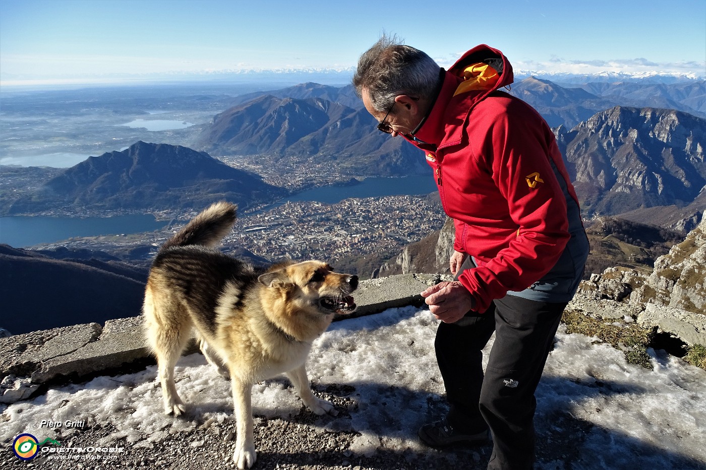 06 Dal Resegone vista spettacolare con vento su Lecco, i suoi laghi , i suoi monti.JPG